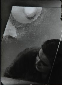 Odraz v zrcadle 018040, z cyklu Fotografie vidí povrch