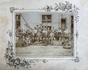 Pracovníci továrny na stroje K. Novotného v Praze Libni 247001
