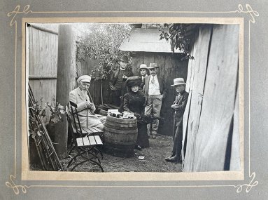 básník Adolf Heyduk s chotí u piva v Písku v srpnu 1912 252001
