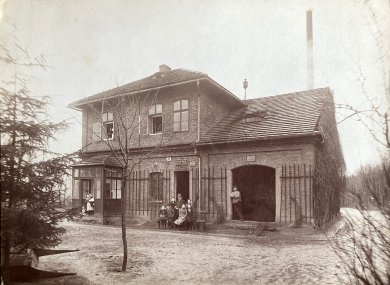 rodina před domem na Šumavě 266001