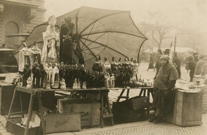 prodavačka na mikulášském trhu v Praze 258002