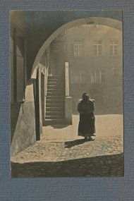 žena na dvorku 148006
