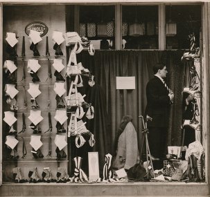 výkladní skříň obchodu Ferdinand Štípek, obchod pánským módním zbožím 293006, z cyklu "Drobné umění"